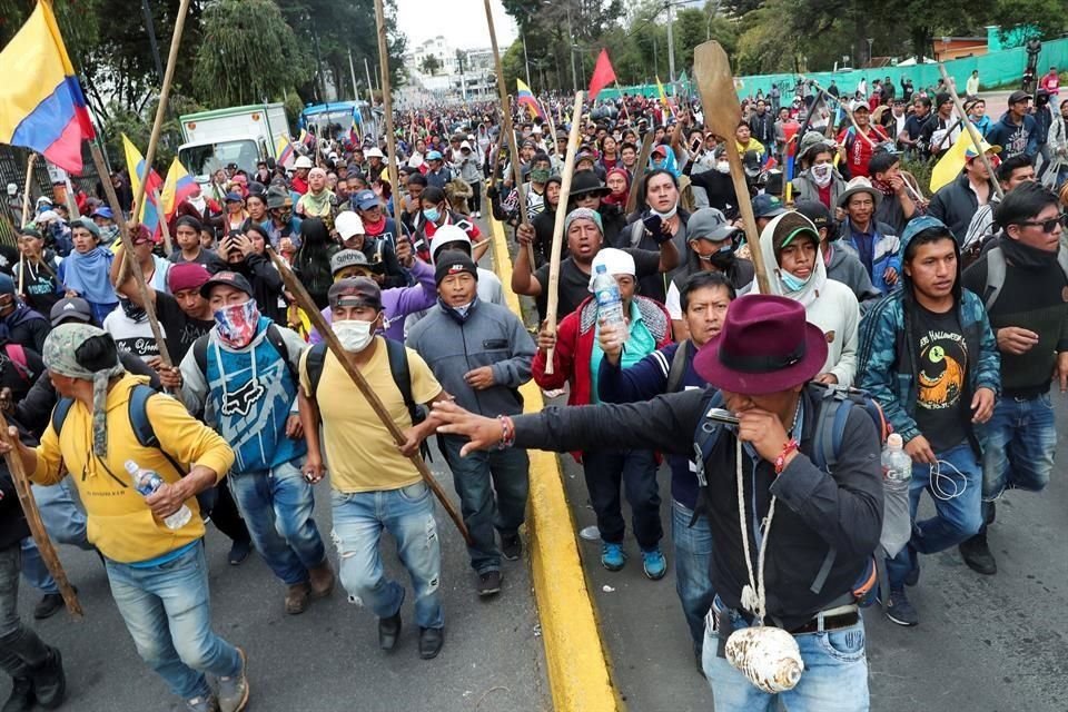 Manifestantes participan en una protesta contra el alza de combustibles en Quito, Ecuador.