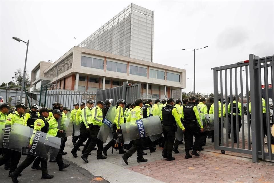 La Policía de Ecuador entra a la Asamblea Nacional.