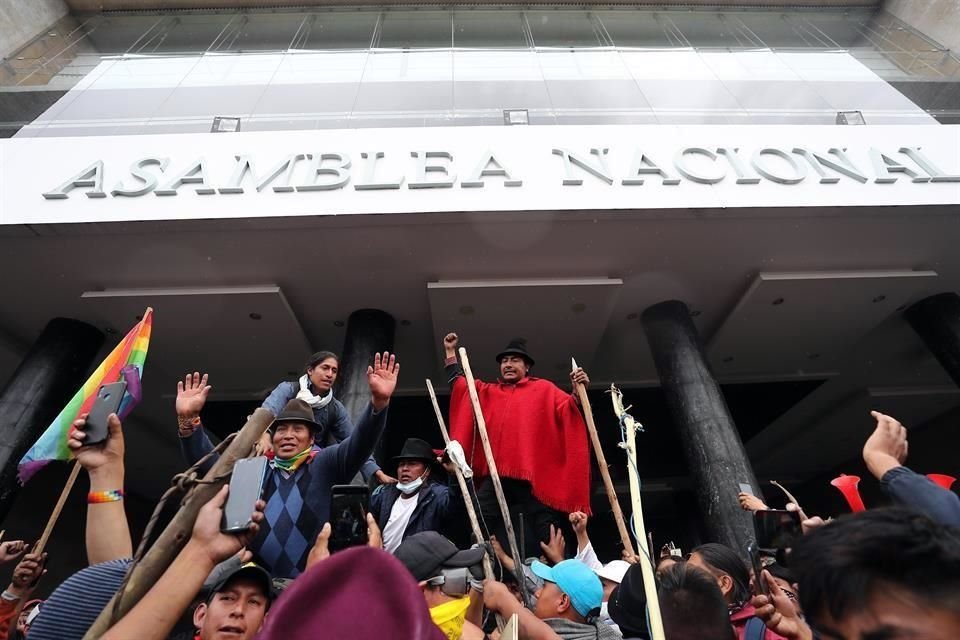 Manifestantes indígenas toman el edificio de la Asamblea Nacional de Quito, Ecuador.