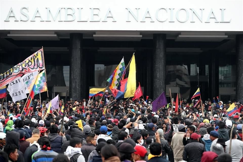 Manifestantes indígenas tomaron el Parlamento de Ecuador, en protesta contra el alza a los combustibles.