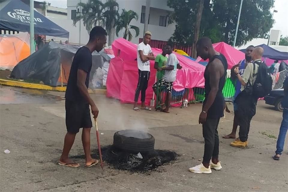 Los africanos también bajaron el aire a las llantas y les pintaron leyendas de protestas.