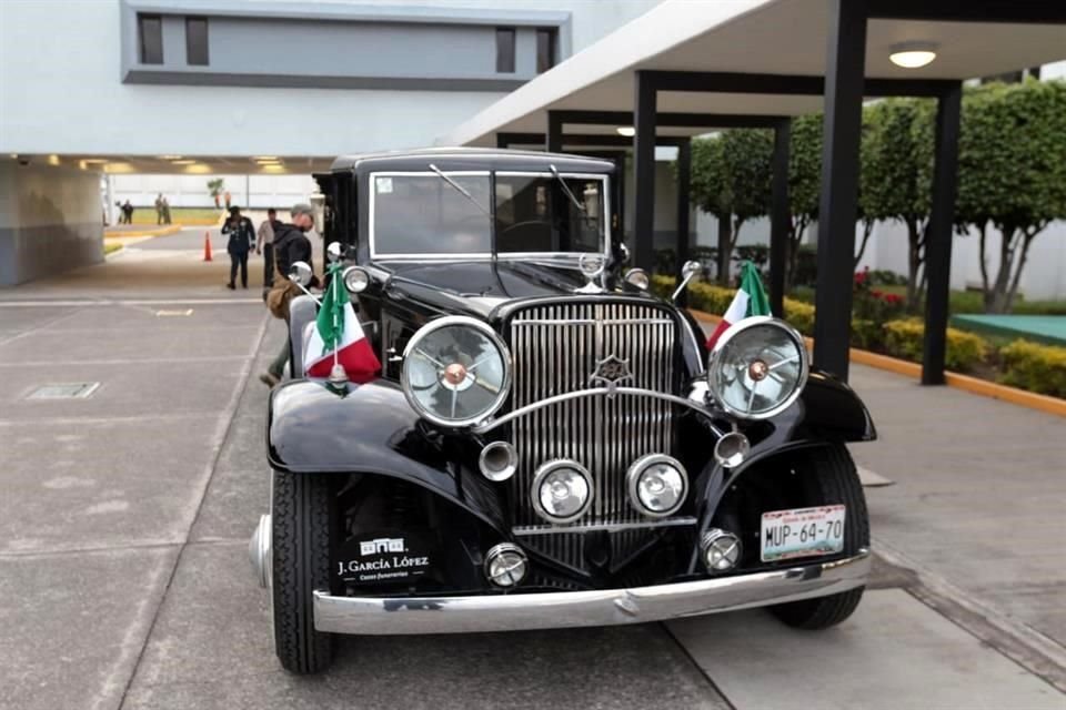 La carroza que trasladará las cenizas de José José a Bellas Artes para homenaje espera en el hangar presidencial del AICM.