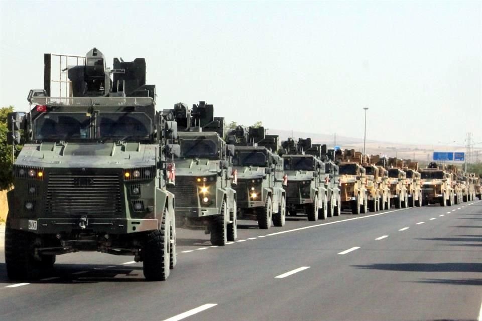 Un convoy militar turco en Kilis, cerca de la frontera con Siria.