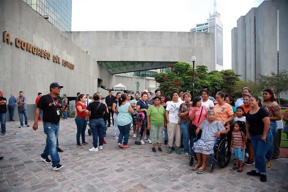 Simpatizantes del Gobernador Jaime Rodríguez previo al inicio de su 4to Informe de Gobierno.