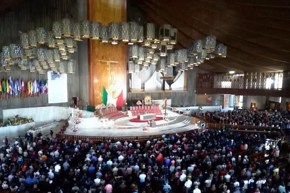 Los restos de José José fueron trasladados del Palacio de Bellas Artes a la Basílica de Guadalupe, donde se efectuará una misa para el cantante.