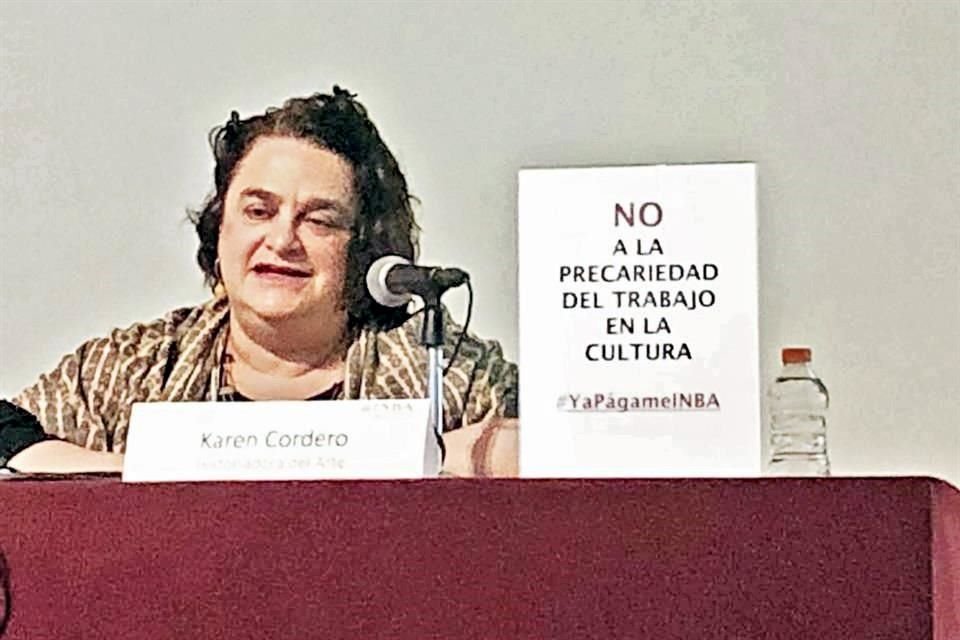 Durante un evento en el Palacio de Bellas Artes, la historiadora del arte Karen Cordero exhibi un letrero con la leyenda 'No a la precariedad del trabajo en la cultura. #YaPgameINBA'.