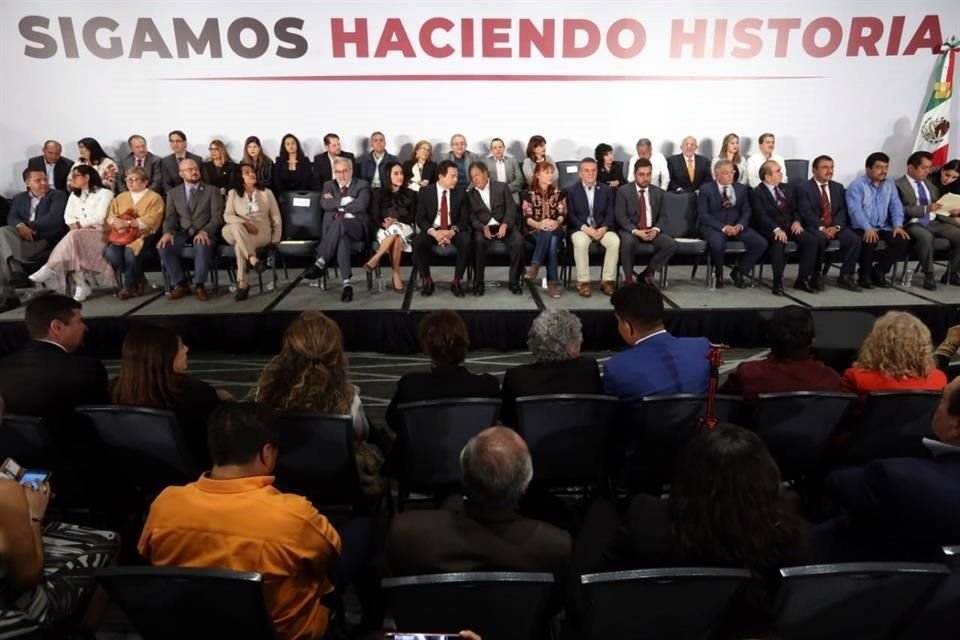 Al lugar se preveía la asistencia de Ricardo Monreal, líder de la bancada en el Senado, pero éste no llegó.