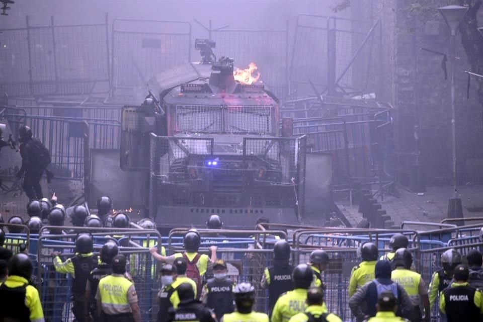 Fuerzas de seguridad tratan de frenar las protestas en Ecuador.