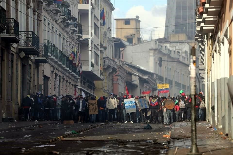 Manifestantes participan durante una protesta este miércoles, en el centro de Quito, Ecuador.