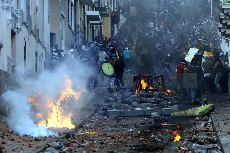 Cientos de personas se manifiestan contra las políticas adoptadas por el Gobierno del Presidente Lenín Moreno, en Quito, Ecuador.