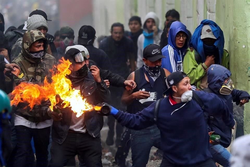 Algunos encapuchados lanzaron bombas molotov.