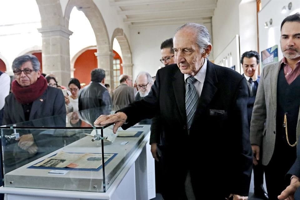 El poeta Eduardo Lizalde inauguró ayer en la Biblioteca México, en La Ciudadela, la exposición El Tigre en su casa.