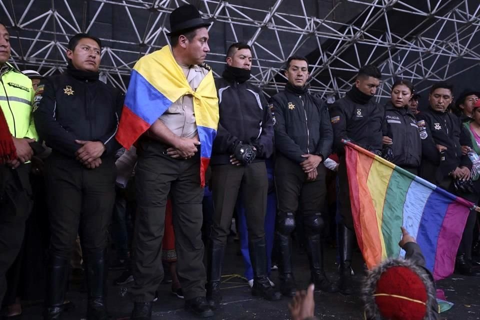 Los policías retenidos fueron presentados en un escenario durante un mitin en Ecuador.