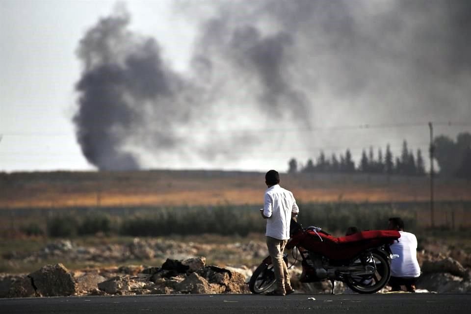 Gente en Akcakale, en la provincia de Sanliurfa, observa el fuego en el lado sirio.