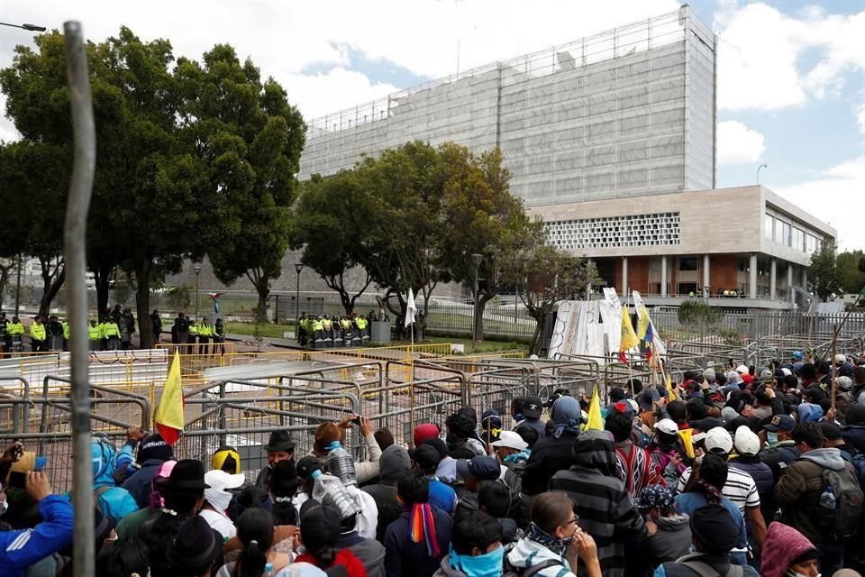 Manifestantes llegan a la Asamblea Nacional.