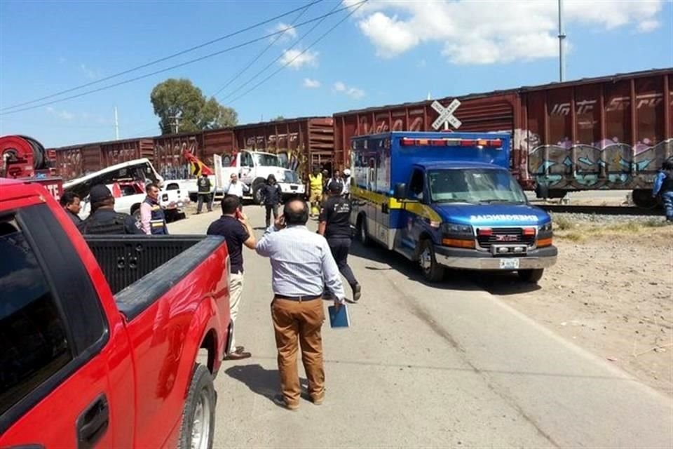 Autoridades señalaron que el chofer del transporte intentó ganarle el paso al tren.