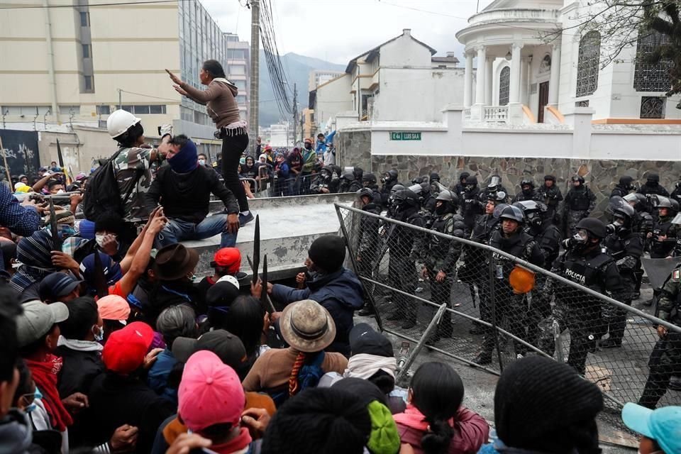 En nueva jornada de protestas en Ecuador, manifestantes chocaron con la Policía, que lanzó gases lacrimógenos; se reportan heridos.