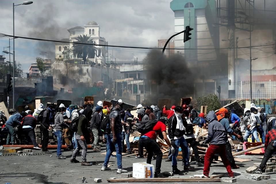 Manifestantes contra medidas económicas en Ecuador chocaron hoy desde temprano con la Policía, en Quito, durante el día 10 de protestas.