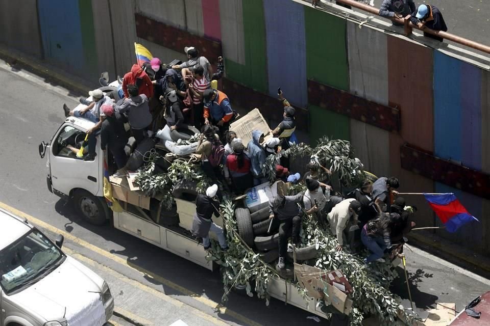 Manifestantes llegan a  La Casa de la Cultura en un camión, en Quito.