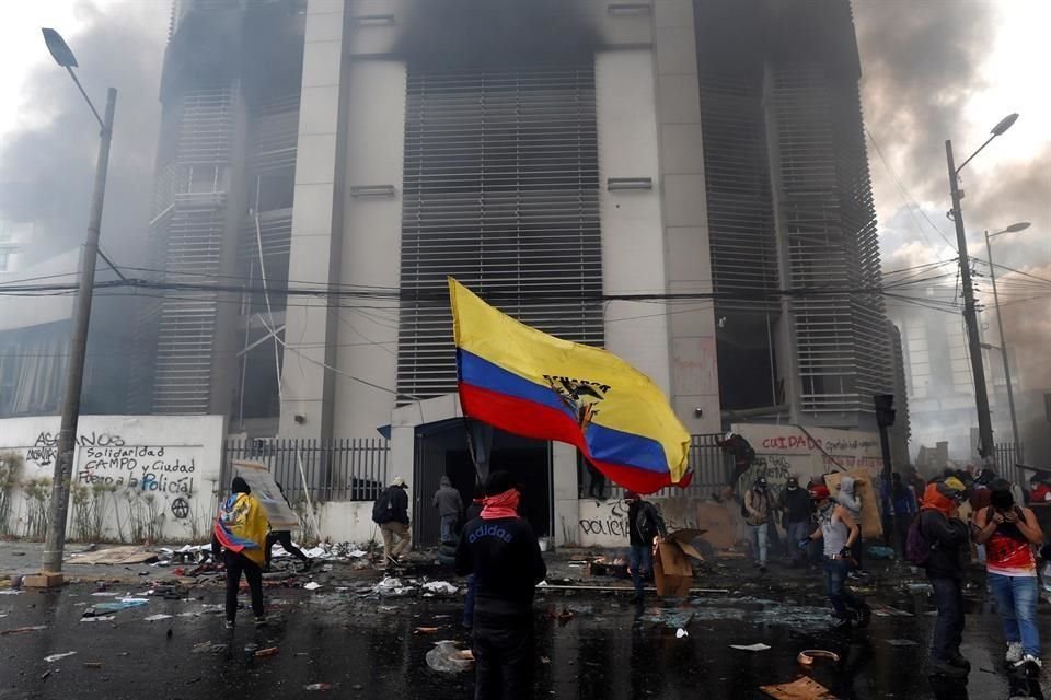 Manifestantes en la Contraloría en Quito.