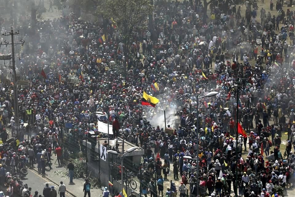 Manifestantes se aglomeran cerca de la Casa de la Cultura, en Quito.