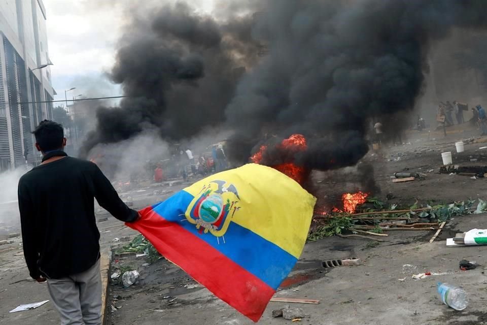 Un protestante lleva una bandera de Ecuador durante las manifestaciones.