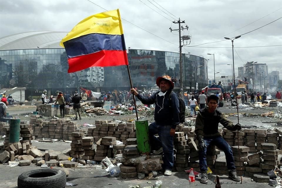 Manifestantes participan en protesta tras toque de queda declarado por el Presidente de Ecuador.