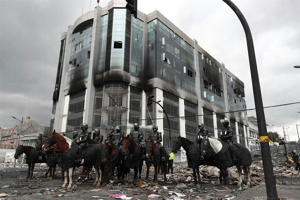 Miembros de la policía montada montan guardia frente al edificio de la Contraloría, durante una nueva jornada de choques entre manifestantes y fuerzas del Estado este domingo, en Quito Ecuador.