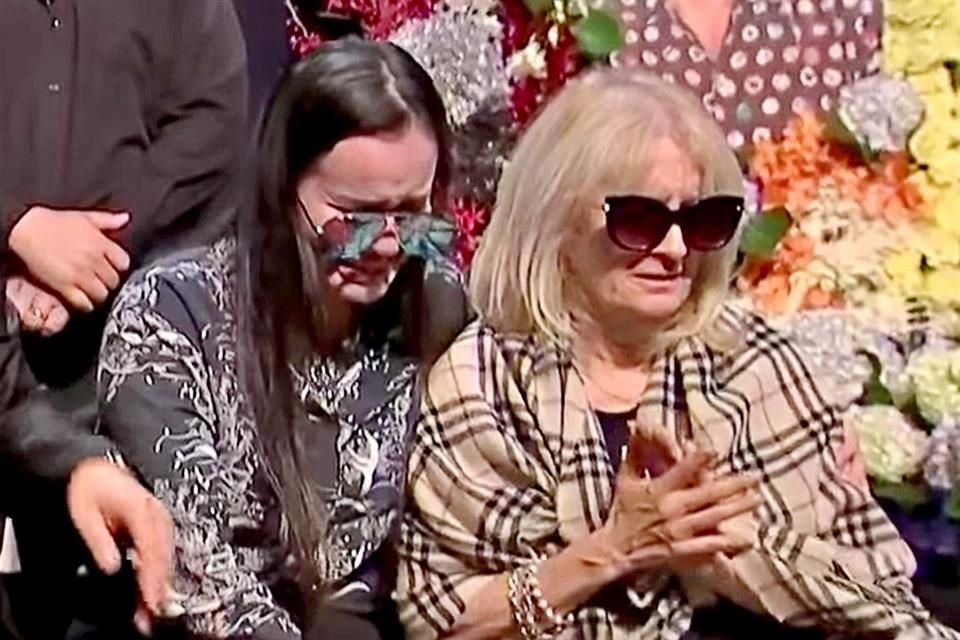 Sarita Sosa y su mamá, Sara Salazar, manipularon y engañaron a José José, afirma guionista de la serie sobre el cantante.