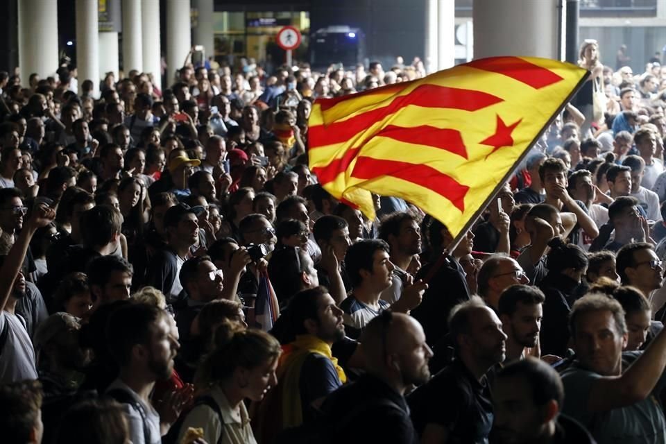 Manifestantes llegaron a las instalaciones en el aeropuerto El Prat, en Barcelona.