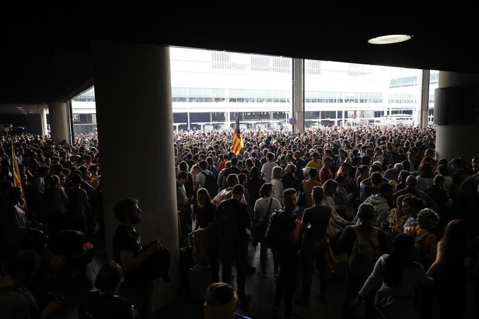 Los manifestantes llegaron al aeropuerto tras conocer la sentencia.