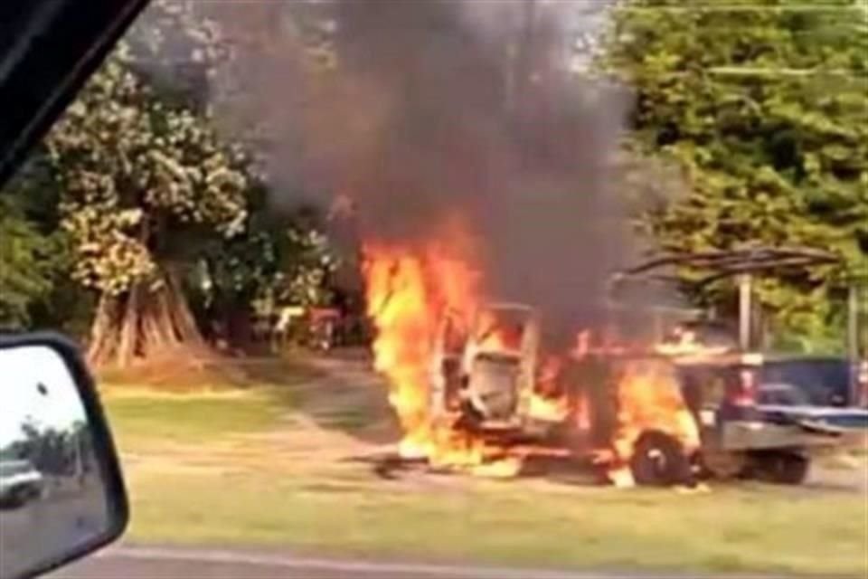 De acuerdo con reportes, los criminales dejaron en las patrullas al menos dos mensajes.