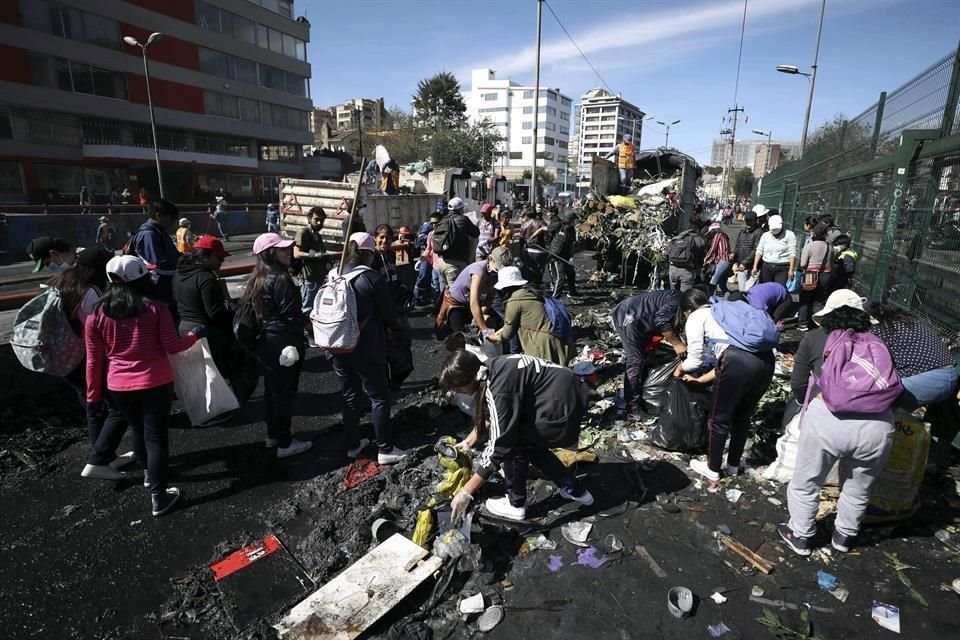 Voluntarios ayudaron a limpiar las calles en Quito.