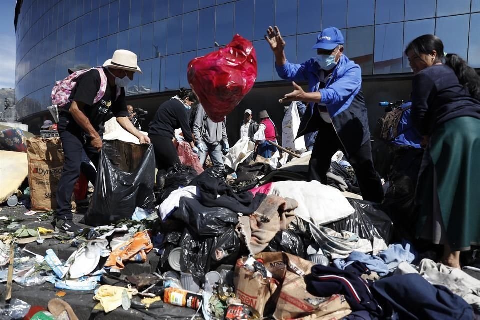 Ciudadanos y manifestantes se unieron a las labores de limpieza en las calles de Quito.