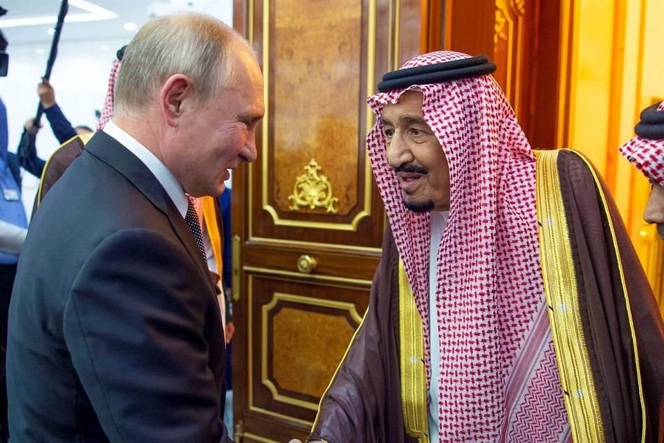 El Rey de Arabia Saudita, Salman bin Abdulaziz Al Saud, recibe al Presidente ruso, Vladimir Putin.