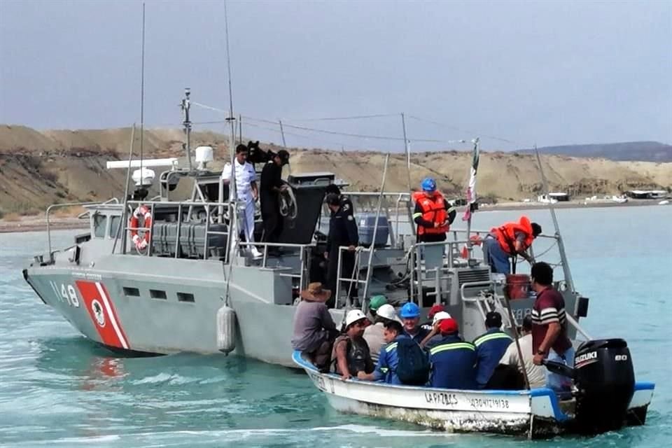 El personal naval evacuó vía marítima a 44 trabajadores; al ser revisados médicamente, uno de ellos requirió una inyección de insulina por padecimiento de diabetes.