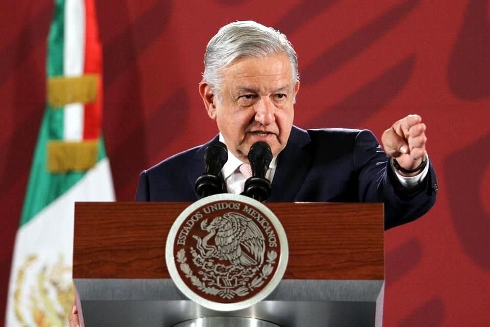 Presidente AMLO dijo que el líder del sindicato petrolero, Carlos Romero Deschamps, debiera dejar el cargo para enfrentar denuncias.