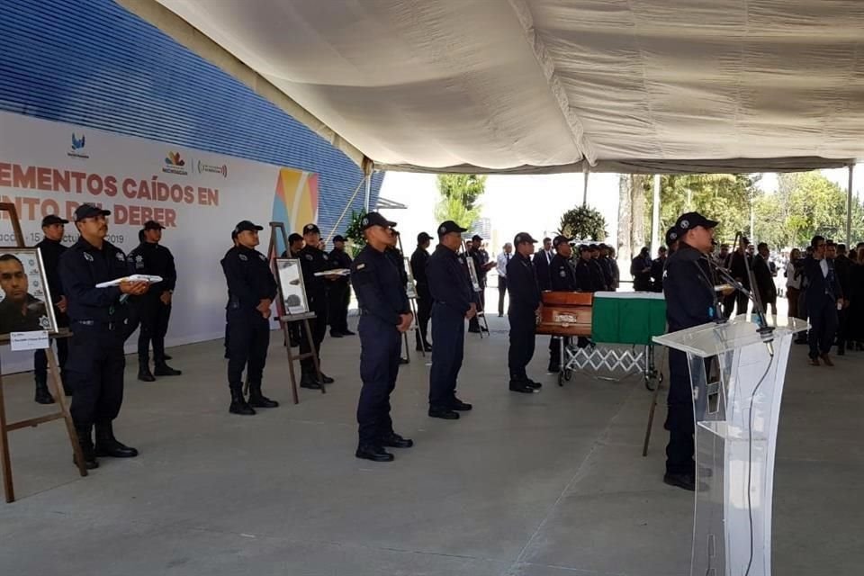 Al costado de ellos fueron colocadas coronas fúnebres.