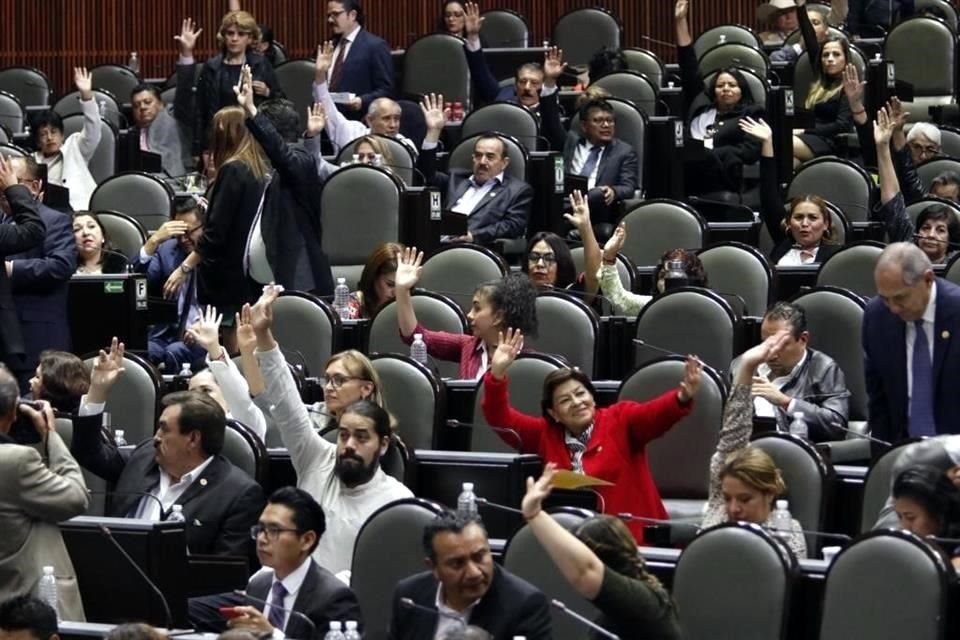 El dictamen para combatir la defraudación fiscal, la facturación falsa y a las empresas fantasma fue avalado por 318 votos a favor, 121 en contra y tres abstenciones.