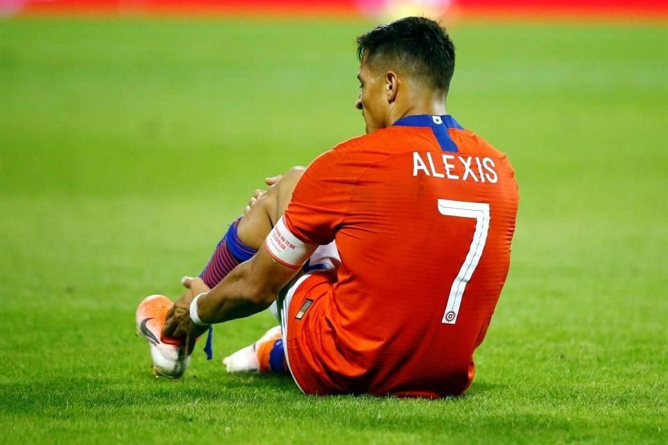 El delantero chileno podría perderse hasta cuatro meses de actividad.