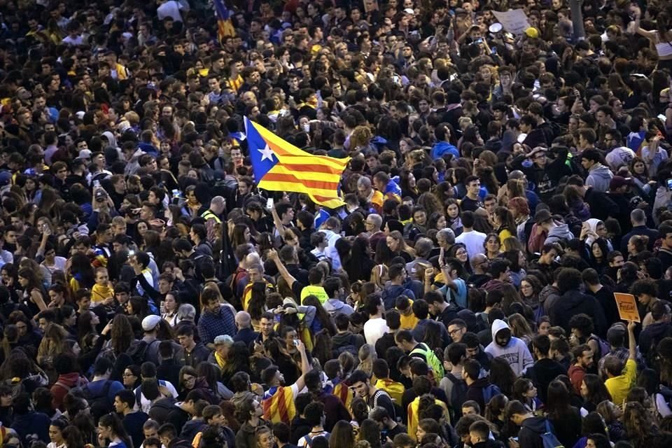 Una 'estelada', la bandera independentista, es agitada en medio de las manifestaciones en Barcelona.