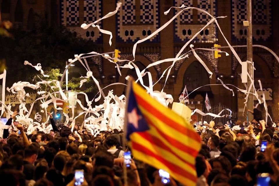 Los manifestantes reclaman por las condenas contra políticos catalanes que promovieron la independencia en 2017.