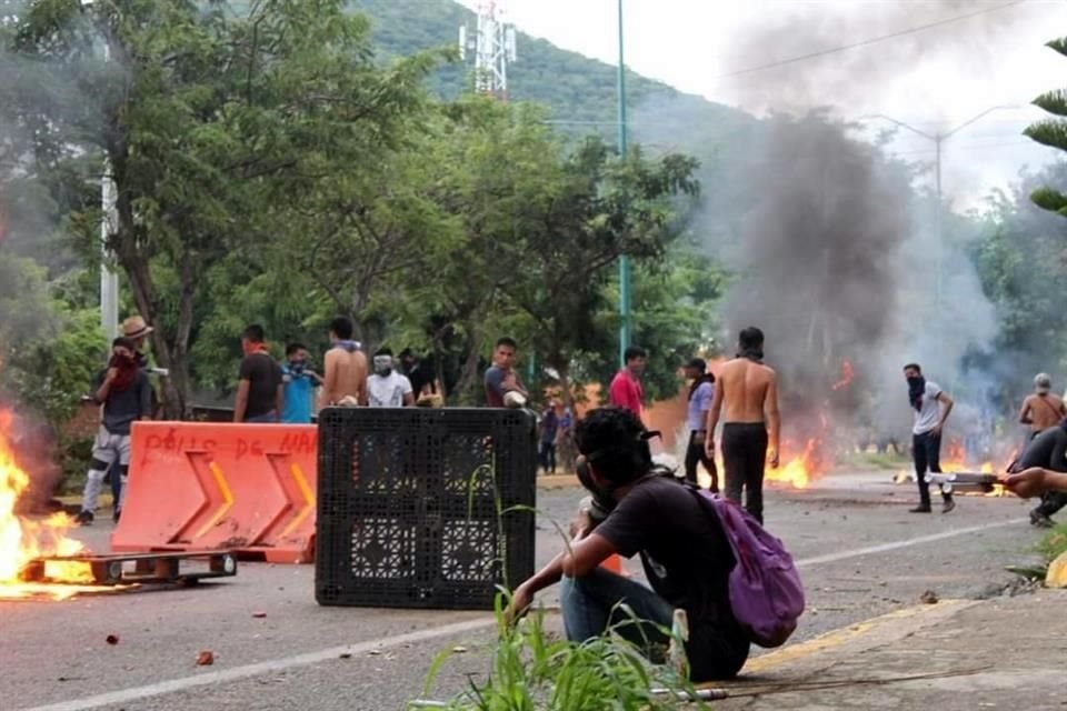 Ayer normalistas fueron desalojados con gas lacrimógeno de vía que mantenían tomada en Tuxtla Gutiérrez.