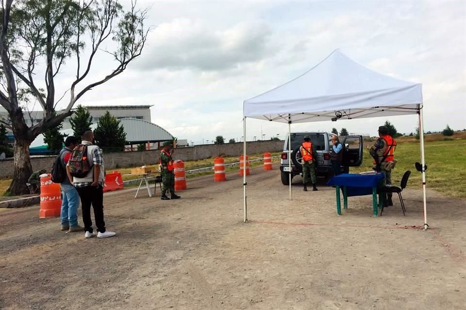 Puesto de revisión de la Policía Militar en la entrada de la Base Militar de Santa Lucía.