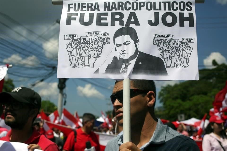 Un simpatizante del partido Liberal de Honduras, opositor al gobernante Partido Nacional, marcha este miércoles para exigir la salida del Presidente hondureño, Juan Orlando Hernández, en Tegucigalpa.