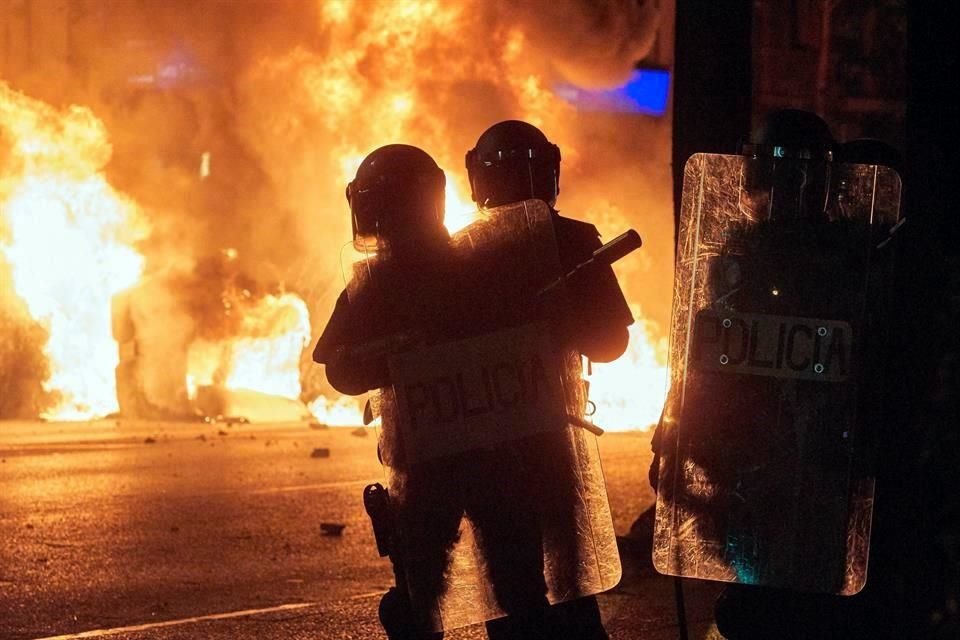 Al menos 33 personas han sido detenidas y 96 resultaron heridas en tercer día consecutivo de disturbios en la región española de Cataluña.