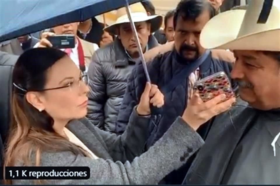 Laura Rojas, Presidente de la Cámara de Diputados, en diálogo con los manifestantes.