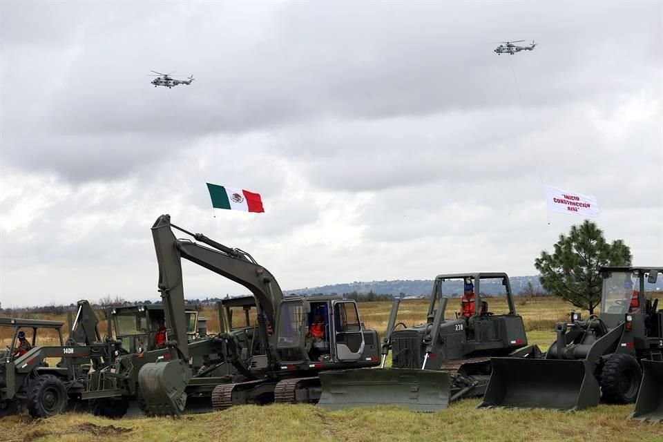 Esta mañana, el Presidente López Obrador y miembros de su gabinete dieron banderazo a las obras de la nueva terminal aérea en la Base Militar de Santa Lucía.