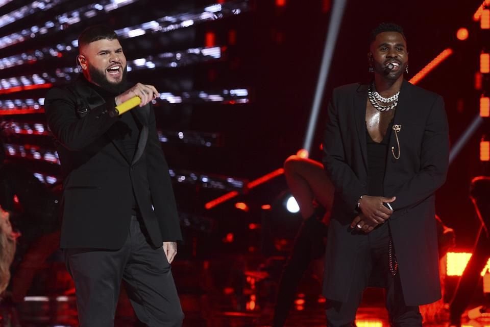 Farruko (izq.) y Jason DeRulo cantaron la canción 'Mamacita'.