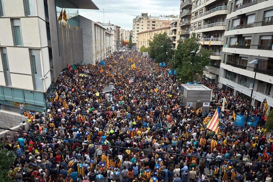 Miles de personas se manifiestan por las calles de Girona hoy viernes, el día en el que Cataluña vive su cuarta huelga general en menos de dos años vinculada al proceso independentista.